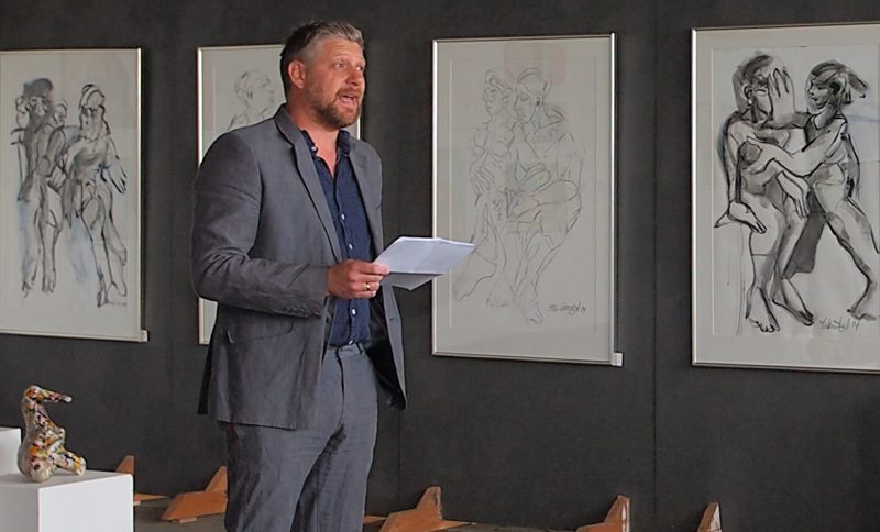 Michael Kjeldgaard foran malerier af Steen Bundgaard